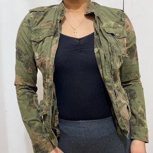 Guess camouflage light vest, size extra small